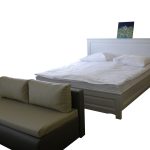 masivni bijeli krevet sa nadkaslima noćnim ormarima H-8