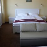 masivni krevet i noćni ormarići