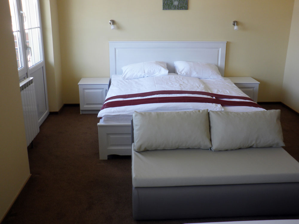 masivni krevet i noćni ormarići