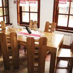 masivne stolice i stol hrast