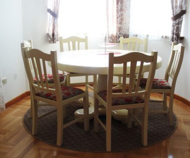 Masivni ovalni stol hrast