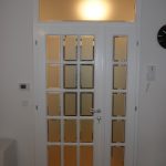 Ulazna bijela vrata furnir hrast sa staklima