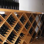 polica za vino masivna