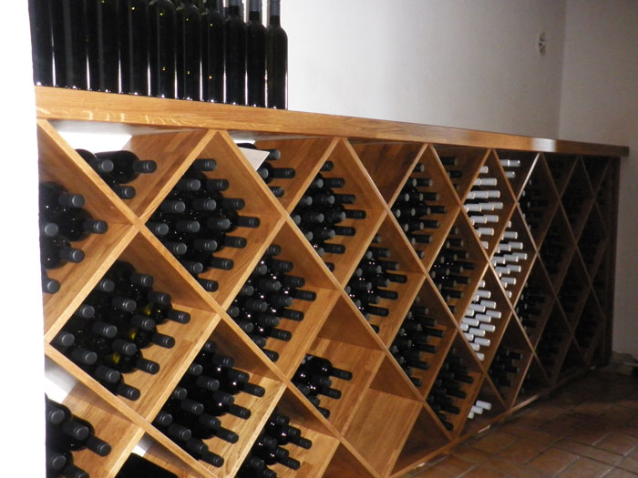 polica za vino masivna