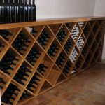 polica za vino masivna od ploča