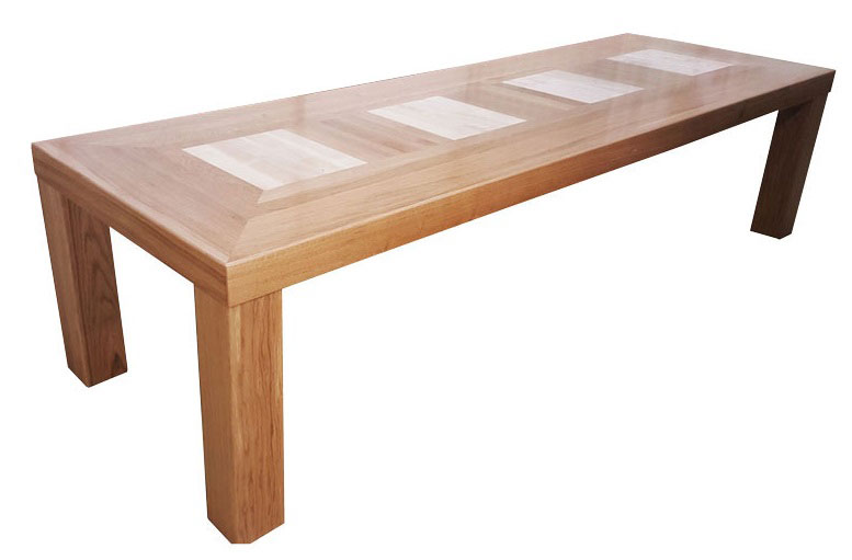 masivni stol izrađen od hrasta i javora