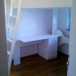 Radni stol bijeli krevet na kat