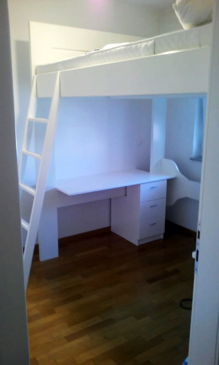 Radni stol bijeli krevet na kat